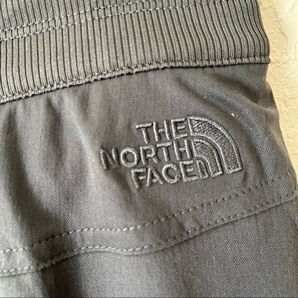 The North Face women’s Aphrodite Skort, various sizes, asphalt grey - Picture 3 of 9